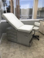 Midmark Ritter 204 - Cost-Efficient and Comfortable Manual Exam Table - Image 4